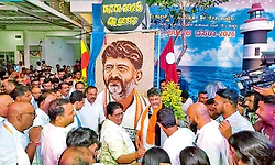 ತಮ್ಮದೇ ಭಾವಚಿತ್ರ ಅನಾವರಣಗೊಳಿಸಿ ಖುಷಿ ಪಟ್ಟ ಡಿಕೆಶಿ