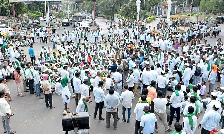 ಕಲಬುರ್ಗಿ ಕಬ್ಬು ಬೆಳೆಗಾರರ ಹೋರಾಟದ ಮಧ್ಯೆ ದಿಢೀರ್ ಟ್ವಿಸ್ಟ್: 15ಕ್ಕೂ ಹೆಚ್ಚು ರೈತರ ಬಂಧನ