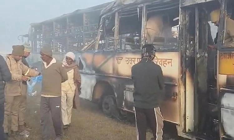 Delhi-Agra ಎಕ್ಸ್‌ ಪ್ರೆಸ್‌ ವೇ: ಬಸ್‌ ಗಳ ಸರಣಿ ಅಪಘಾತ-ಹೊತ್ತಿ ಉರಿದ ಕಾರು; ನಾಲ್ವರ ಸಾವು