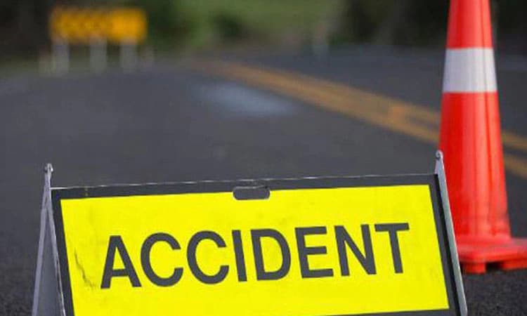 ಟ್ರ್ಯಾಕ್ಟರ್ - ಖಾಸಗಿ ಬಸ್ ಡಿಕ್ಕಿ; ಚಾಲಕ ಸಾವು; 15ಕ್ಕೂ ಹೆಚ್ಚು ಜನರಿಗೆ ಗಂಭೀರ ಗಾಯ