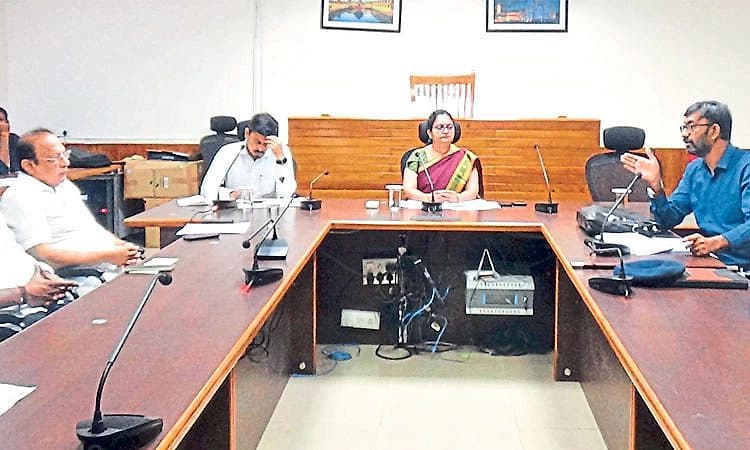 ವಾಹನಗಳ ಸುಗಮ ಸಂಚಾರಕ್ಕೆ ಮಾರ್ಗ ಕಲ್ಪಿ ಸುವಂತೆ ಜಿಲ್ಲಾಧಿಕಾರಿ ಸೂಚನೆ