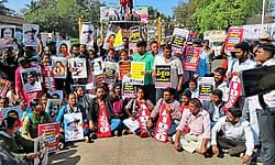 Belagavi; ಸರಕಾರಿ ಶಾಲಾ ಮುಚ್ಚುವ ಸರಕಾರ ನೀತಿ ಖಂಡಿಸಿ ವಿದ್ಯಾರ್ಥಿಗಳ ಪ್ರತಿಭಟನೆ