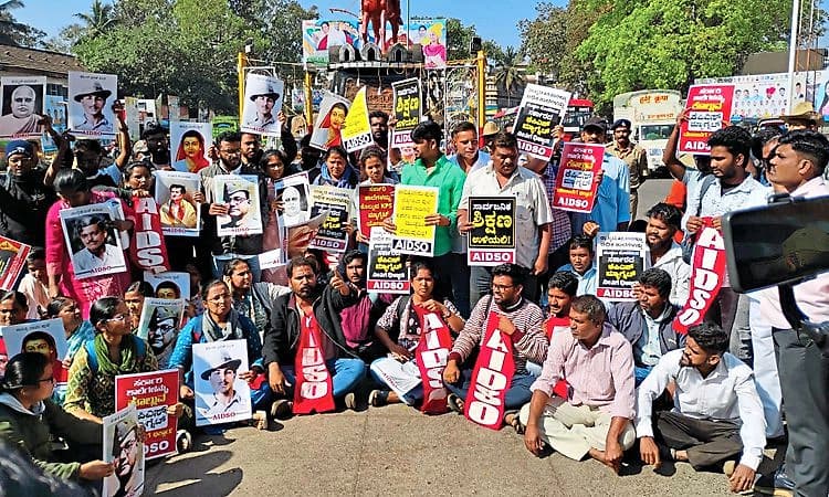 Belagavi; ಸರಕಾರಿ ಶಾಲಾ ಮುಚ್ಚುವ ಸರಕಾರ ನೀತಿ ಖಂಡಿಸಿ ವಿದ್ಯಾರ್ಥಿಗಳ ಪ್ರತಿಭಟನೆ