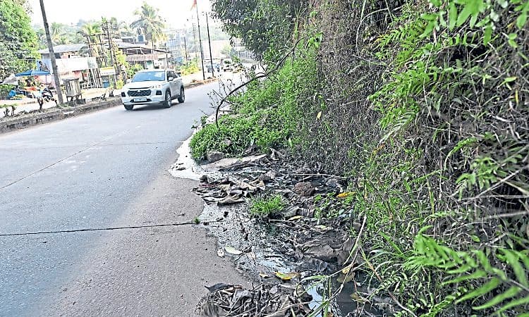 Mangaluru; ವಿಮಾನ ನಿಲ್ದಾಣ ರಸ್ತೆಯಲ್ಲಿ ಅವ್ಯವಸ್ಥೆ!