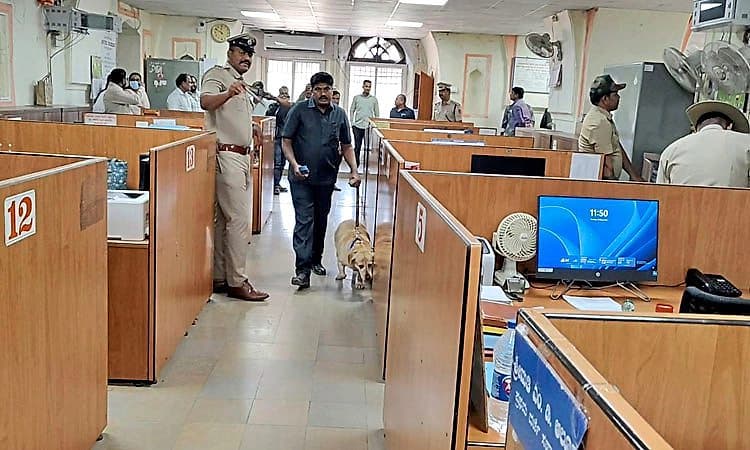 ವಿಜಯಪುರ ಜಿಲ್ಲಾಧಿಕಾರಿ ಕಚೇರಿಗೆ ಬಾಂಬ್ ಬೆದರಿಕೆ: ತೀವ್ರ ಪರಿಶೀಲನೆ