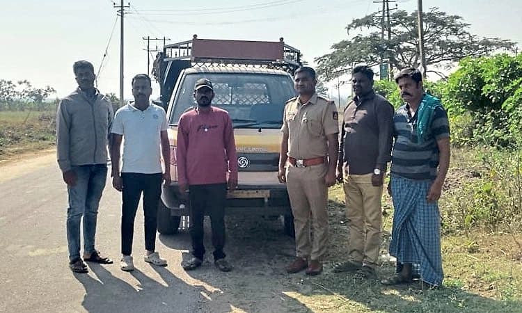 Gundlupete: ಕಸಾಯಿಖಾನೆಗೆ ಅಕ್ರಮ ಸಾಗಟ: 4 ಜಾನುವಾರುಗಳ ರಕ್ಷಣೆ, ಇಬ್ಬರ ಬಂಧನ