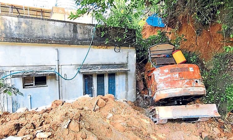 Kallapu Sevantiguttu : ಕಾಮಗಾರಿ ಸಂದರ್ಭ ಗುಡ್ಡ ಕುಸಿತ: ಕಾರ್ಮಿಕ ಸಾವು; ಇನ್ನಿಬ್ಬರು ಪಾರು