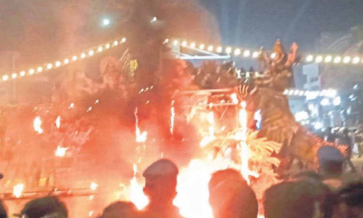 ರಾಮನಗರ: ರಾಮೋತ್ಸವದ ಮೆರವಣಿಗೆ ವೇಳೆ ಸ್ತಬ್ಧ ಚಿತ್ರಕ್ಕೆ ಬೆಂಕಿ