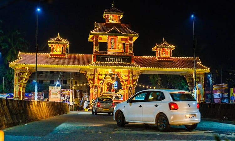 Shiroor paryaya: ಪರ್ಯಾಯ ಸಂಭ್ರಮ: ಜಗಮಗಿಸುತಿದೆ ಕೃಷ್ಣ  ನಗರಿ- ನಾಳೆ ಮುಂಜಾನೆ ಮೆರವಣಿಗೆ