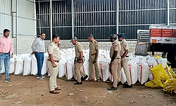 Hunsur: ಹೊರಗೆ ಗುಜರಿ ಸಾಮಾನು, ಒಳಗೆ  ಅಕ್ರಮ ಗೊಬ್ಬರ ದಾಸ್ತಾನು