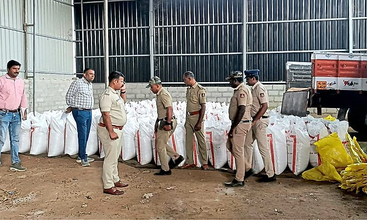 Hunsur: ಹೊರಗೆ ಗುಜರಿ ಸಾಮಾನು, ಒಳಗೆ  ಅಕ್ರಮ ಗೊಬ್ಬರ ದಾಸ್ತಾನು