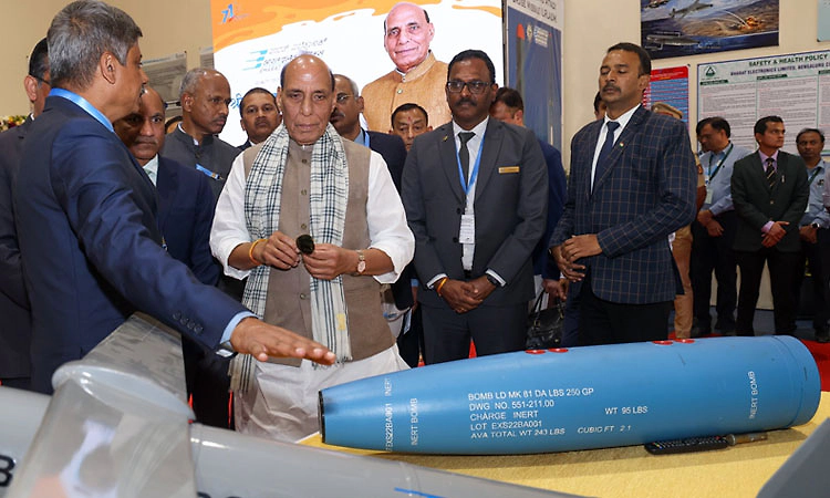 ವಿಮಾನ ಎಂಜಿನ್‌ ಬೇಗ ಅಭಿವೃದ್ಧಿಪಡಿಸಿ: ರಾಜನಾಥ್‌ ಸಿಂಗ್‌