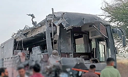 ಸ್ಲೀಪರ್ ಬಸ್ - ಟ್ರಕ್ ನಡುವೆ ಭೀಕರ ಅಪಘಾತ; ಐವರು ಪ್ರಯಾಣಿಕರ ದುರ್ಮರಣ