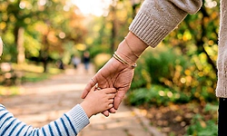 ಮಕ್ಕಳನ್ನು ದತ್ತು ಪಡೆದ ಮಹಿಳೆಯರಿಗೂ ಹೆರಿಗೆ ರಜೆ ಕಡ್ಡಾಯ: ಸುಪ್ರೀಂ ಕೋರ್ಟ್ ಮಹತ್ವದ ತೀರ್ಪು