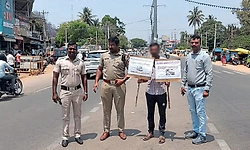 ಸಂಚಾರ ನಿಯಮ ಉಲ್ಲಂಘನೆ; ರಸ್ತೆ ಮಧ್ಯೆ ಬೋರ್ಡ್ ಹಿಡಿದು ನಿಲ್ಲುವಂತೆ ಶಿಕ್ಷೆ ನೀಡಿದ ಕೋರ್ಟ್‌!