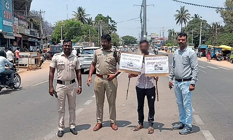 ಸಂಚಾರ ನಿಯಮ ಉಲ್ಲಂಘನೆ; ರಸ್ತೆ ಮಧ್ಯೆ ಬೋರ್ಡ್ ಹಿಡಿದು ನಿಲ್ಲುವಂತೆ ಶಿಕ್ಷೆ ನೀಡಿದ ಕೋರ್ಟ್‌!