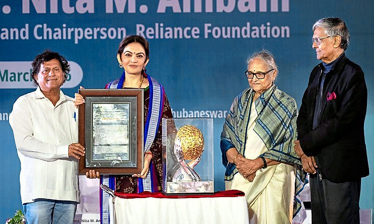 ನೀತಾ ಅಂಬಾನಿಗೆ ಕೆಐಎಸ್‌ಎಸ್‌ ಮಾನವೀಯ ಪ್ರಶಸ್ತಿ ಗರಿ