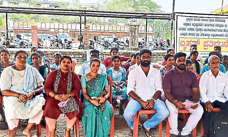 Indefinite hunger strike against illegal sand mining in Brahmavar