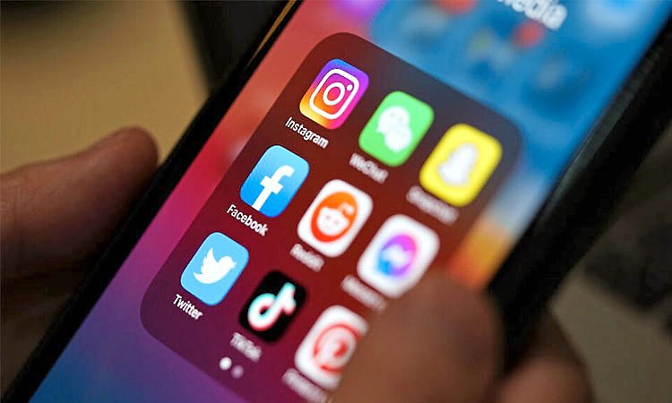 ಸಾಮಾಜಿಕ ಜಾಲತಾಣಗಳು ಸವೆಯುತ್ತಿರುವ ಮನುಷ್ಯ ಸಂಬಂಧಗಳು