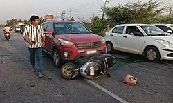 Yelandur: ಕಾರು ಅಪಘಾತ‌, ದ್ವಿಚಕ್ರ ವಾಹನ ಸವಾರನಿಗೆ ತೀವ್ರ ಗಾಯ