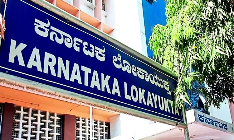 Vijayapura: ಡಿಸಿ ಕಚೇರಿಯ ಎಸ್‌ಡಿಎ ಸೇರಿ ಇಬ್ಬರು ಲೋಕಾಯುಕ್ತ ಬಲೆಗೆ