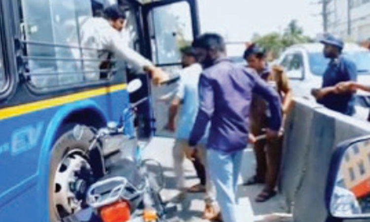 ಬೈಕ್‌ಗೆ ತಗುಲಿಸಿದ್ದಕ್ಕೆ ಬಿಎಂಟಿಸಿ ಚಾಲಕನಿಗೆ ಸವಾರನಿಂದ ಹಲ್ಲೆ: ವಿಡಿಯೋ ವೈರಲ್‌