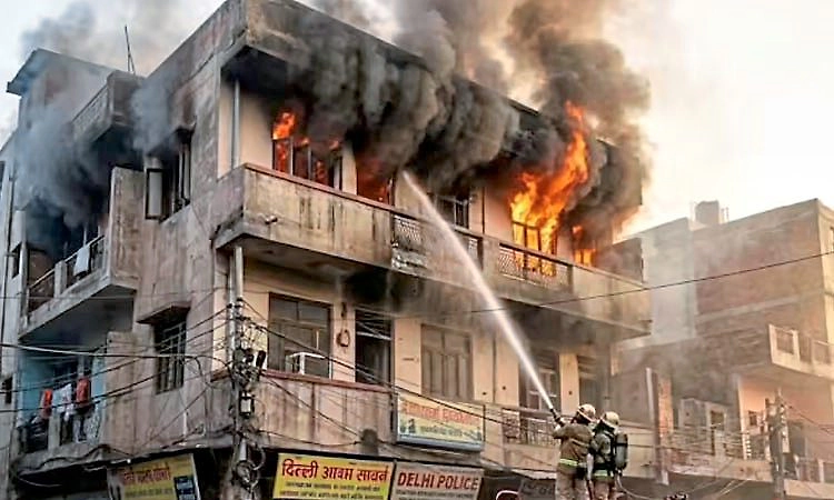 ದೆಹಲಿಯಲ್ಲಿ ವಸತಿ ಸಮುಚ್ಚಯಕ್ಕೆ ಆಕಸ್ಮಿಕ ಬೆಂಕಿ: 9 ಮಂದಿ ಆಸ್ಪತ್ರೆಗೆ ದಾಖಲು