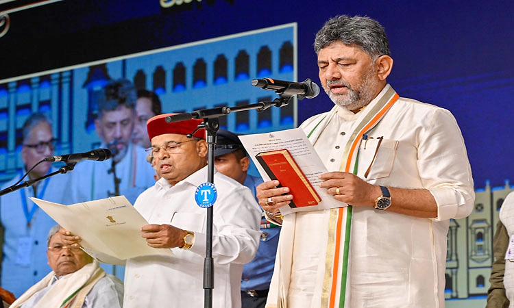 ಡಿ.ಕೆ.ಶಿವಕುಮಾರ್ ಸರ್ಕಾರ ವಜಾಕ್ಕೆ ಆಗ್ರಹಿಸಿದ್ದ ಅರ್ಜಿ ವಜಾ: 50,000 ರೂ. ದಂಡ!