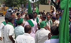 ಬೆಂಗಳೂರಿನ ಕೆಐಎಡಿಬಿ ಕಚೇರಿ ಆವರಣದಲ್ಲಿ ಚಿಕ್ಕಬಳ್ಳಾಪುರ ರೈತರ ಬಂಧನ