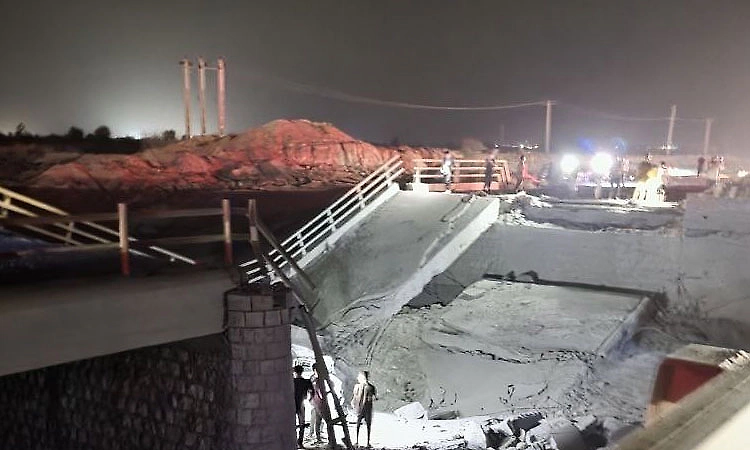 US intensifies strikes on Iran: Key port bridges and towers destroyed