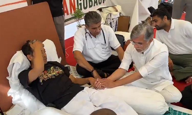 Cong's Pawan Khera meets Wangchuk, others at Jantar Mantar; reminds govt of its 'Raj Dharma'