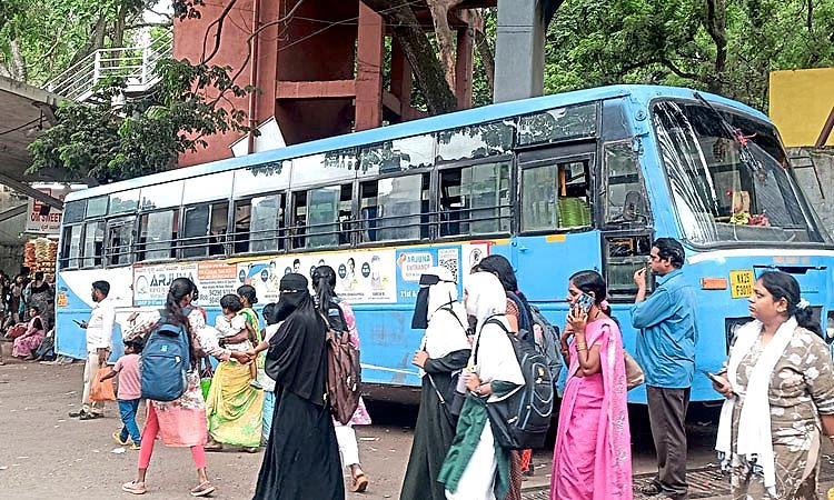 ರಿವರ್ಸ್ ತೆಗೆಯುವ ವೇಳೆ ಕಾಂಪೌಂಡ್ ಗೋಡೆ - ಬಸ್ ನಡುವೆ ಸಿಲುಕಿ ಕಾಲೇಜು ವಿದ್ಯಾರ್ಥಿನಿ ಸಾವು