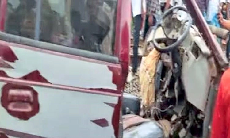 Murshidabad: ಶಾಲಾ ವ್ಯಾನ್‌ಗೆ ಡಿಕ್ಕಿ ಹೊಡೆದ ರೈಲು: ವಿದ್ಯಾರ್ಥಿಗಳು ಸೇರಿ ಮೂವರು ಸಾವು