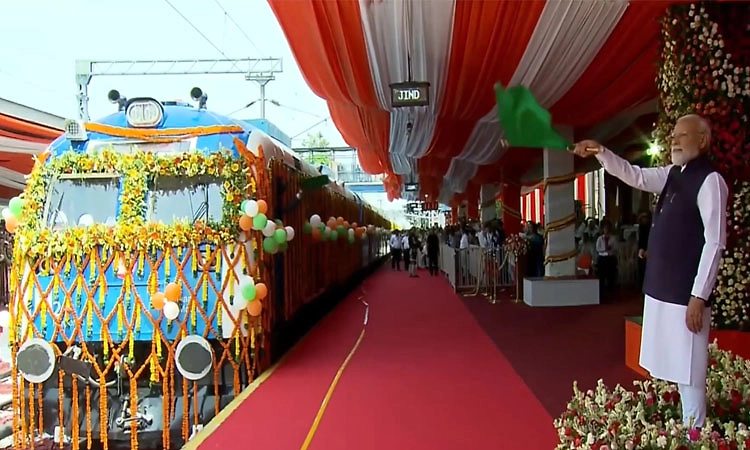 ಭಾರತದ ಮೊದಲ ಹೈಡ್ರೋಜನ್ ರೈಲಿಗೆ ಪ್ರಧಾನಿ ಮೋದಿ ಚಾಲನೆ; ಪರಿಸರಸ್ನೇಹಿ ಯಾನಕ್ಕೆ ಹಸಿರು ನಿಶಾನೆ