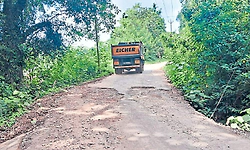 ಕೆಂಪು ಕಲ್ಲು ಲಾರಿಗಳ ಓಡಾಟ: ಕನಿಯಾಲ ಶಾಲಾ ರಸ್ತೆ ಲಗಾಡಿ!
