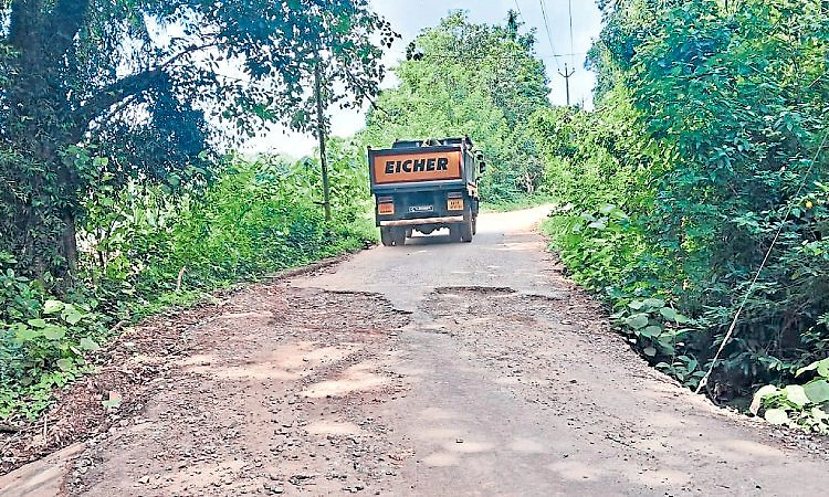 ಕೆಂಪು ಕಲ್ಲು ಲಾರಿಗಳ ಓಡಾಟ: ಕನಿಯಾಲ ಶಾಲಾ ರಸ್ತೆ ಲಗಾಡಿ!