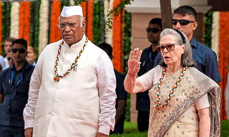 Vande Mataram row: ಸೋನಿಯಾ, ರಾಹುಲ್ ಗಾಂಧಿ ವಿರುದ್ಧ FIR ದಾಖಲಿಸುವಂತೆ ವಕೀಲರಿಂದ ದೂರು