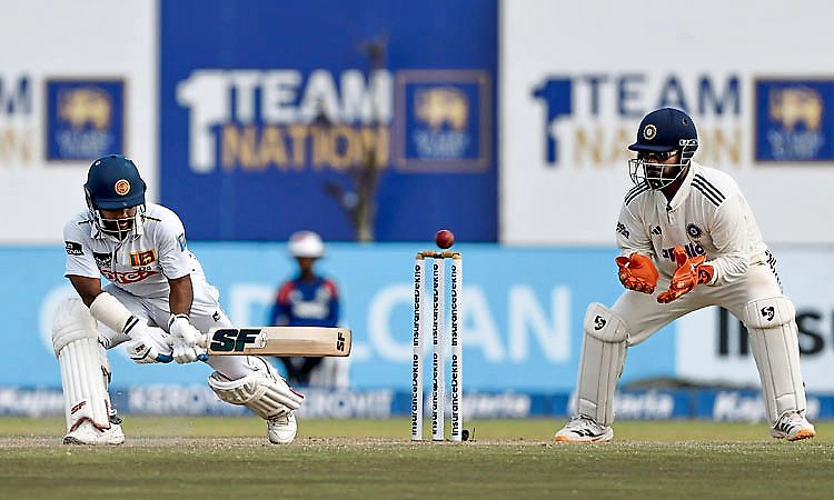 INDvsSL: ಭಾರತದ ಸ್ಪಿನ್‌ ದಾಳಿಯಿಂದ ಲಂಕಾವನ್ನು ಮೇಲೆತ್ತಿದ ದಿನುಶಾ- ಡಿಕ್ವೆಲ್ಲಾ