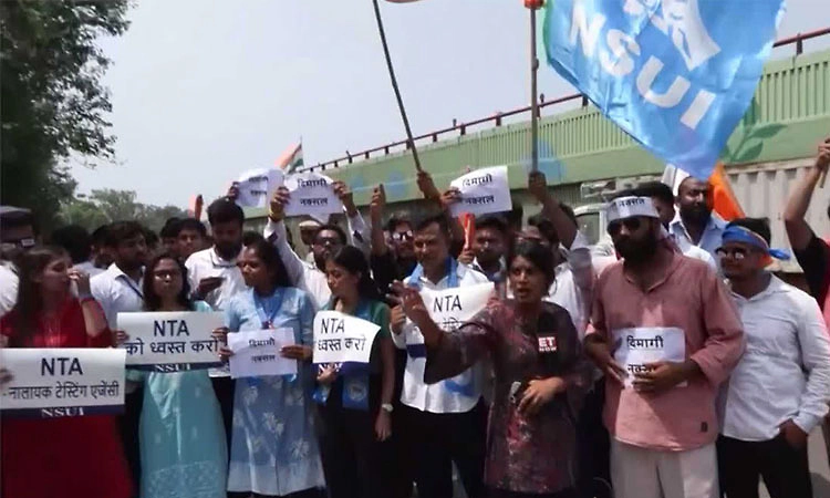 NET ಪ್ರಶ್ನೆಪತ್ರಿಕೆ ದೋಷ: ಎನ್‌ಟಿಎ ಕಚೇರಿ ಹೊರಗೆ ಎನ್‌ಎಸ್‌ಯುಇ ಧರಣಿ