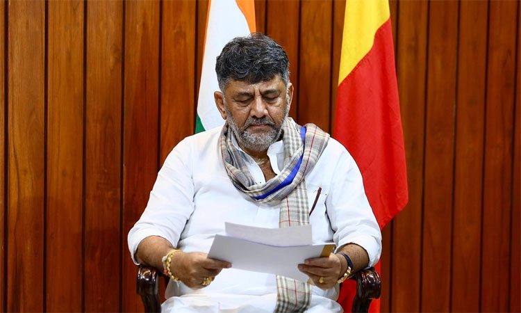 ನಿಗದಿತ ಗಡುವಿನೊಳಗೆ ಬೆಂಗಳೂರಿನ ರಸ್ತೆ ಗುಂಡಿ ಮುಚ್ಚಿ: ಡಿಕೆಶಿ ತಾಕೀತು