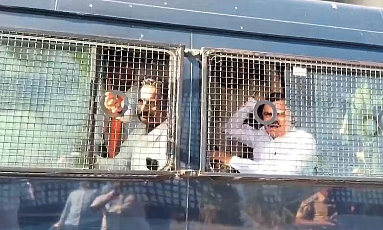 ಸಿಎಂಗೆ ಕಪ್ಪು ಪಟ್ಟಿ ಪ್ರದರ್ಶನ ಮಾಡಲು ಯತ್ನಿಸಿದ ತಳವಾರ ಸಮುದಾಯದ ನಾಯಕರ ಬಂಧನ