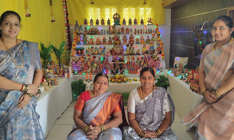 ಮೈಸೂರಿನಂತೆ ಉತ್ತರ ಕರ್ನಾಟಕದಲ್ಲಿ ದಸರೆಗೆ ರಂಗು ತಂದಿರುವ ಬೊಂಬೆಗಳ ಪ್ರದರ್ಶನ