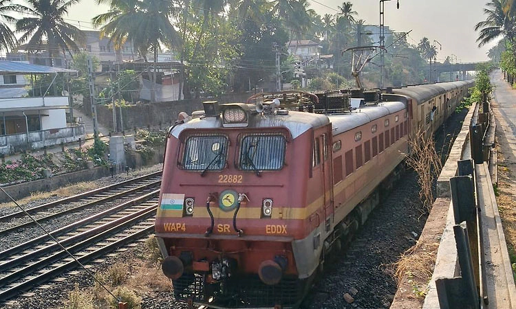 ಮಡ್ಗಾಂವ್‌ - ಮಂಗಳೂರು ಪ್ಯಾಸೆಂಜರ್‌ ರೈಲು ವಿಳಂಬ: ಪ್ರಯಾಣಿಕರಿಗೆ ತೀವ್ರ ತೊಂದರೆ