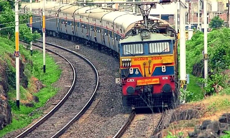 Pune: ರೈಲು ಢಿಕ್ಕಿ: ಮೂವರು ಸಾವು 