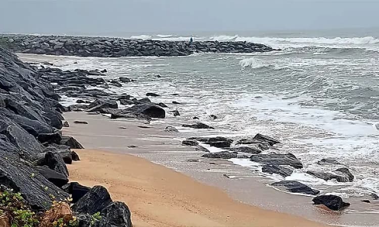 Gangolli: Fishermen, police rescue man who entered deep sea near Maravanthe