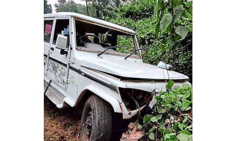 ಪಂಜ: ಬೊಲೆರೋ ಮೋರಿಗೆ ಢಿಕ್ಕಿಯಾಗಿ ಇಬ್ಬರಿಗೆ ಗಾಯ