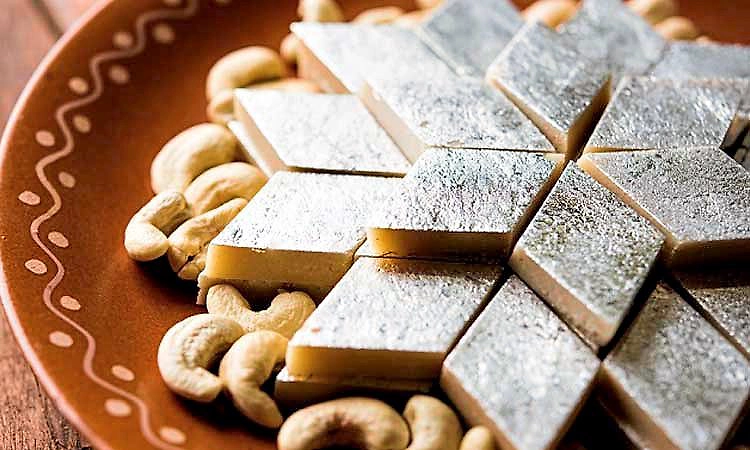 ಕಾಜು ಕಟ್ಲಿ, ಬರ್ಫಿಯಂಥ ಸಿಹಿತಿನಿಸುಗಳಿಗೂ ತಟ್ಟಿದ ಬೆಳ್ಳಿ ದರ ಏರಿಕೆ ಬಿಸಿ!