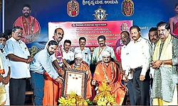 Puthige seer Sugunendra Tirtha felicitated at Udupi ahead of Shiroor Paryaya