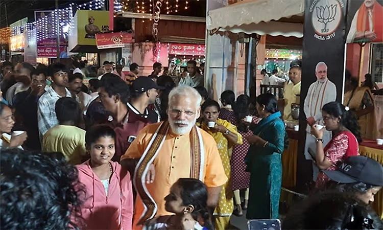 Free ‘Namo Tea’ draws huge response during Shiroor Paryaya procession in Udupi