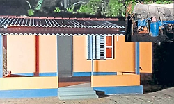 Sullia: ಟರ್ಪಾಲಿನ ಗೂಡಿನಲ್ಲಿ ವಾಸವಾಗಿದ್ದ ಕುಟುಂಬಕ್ಕೆ ಸೂರು